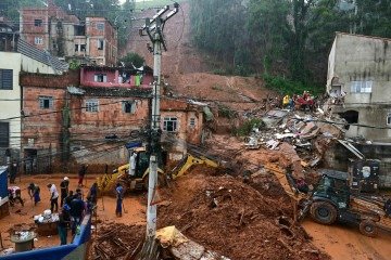 Equipes de resgate e voluntários correm contra o tempo para encontrar desaparecidos entre os escombros do Parque Jardim Burnier, em Juiz de Fora -  (crédito:  AFP)