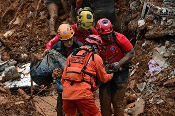 Além de atender os municípios afetados pelas chuvas, a medida provisória apoiará as famílias que moravam lá -  (crédito: PABLO PORCIUNCULA / AFP)