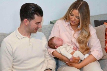 Grace e Steve com o pequeno Hugo: procedimento raro já foi realizado no Brasil  -  (crédito: Reprodução/Hospital Queen Charlotte's and Chelsea)