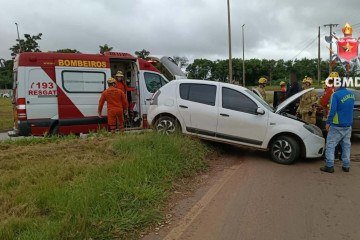 No local, foi encotrado um um Renault Sandero EXP branco, que estava fora da pista, e um Toyota Corolla XEI preto. - (crédito: Divulgação/CBMDF) No local, foi encotrado um um Renault Sandero EXP branco, que estava fora da pista, e um Toyota Corolla XEI preto. - (crédito: Divulgação/CBMDF)