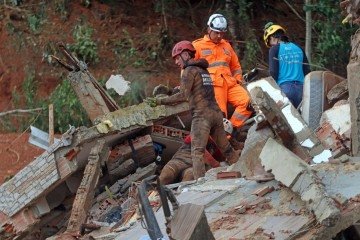 Juiz de Fora: casas caíram sobre outras e resgate inicial foi 'na unha' - Leonardo Costa/Tribuna de Minas