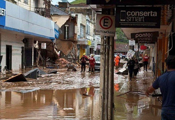 oto de divulgação cedida pelo Corpo de Bombeiros de Minas Gerais mostra bombeiros trabalhando em uma rua alagada pelas fortes chuvas em Juiz de Fora, estado de Minas Gerais, Brasil, em 24 de fevereiro de 2026. Pelo menos 20 pessoas morreram, dezenas estão desaparecidas e mais de 400 tiveram que deixar suas casas devido às fortes chuvas no estado de Minas Gerais -  (crédito: Photo by Handout / Minas Gerais Fire Department / AFP)