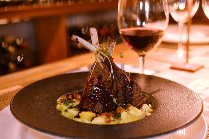 A harmonização entre o carré de cordeiro com o cabernet sauvignon Château Forlouis é um
dos destaques
do Vinalla - (crédito: Ed Alves CB/DA Press) A harmonização entre o carré de cordeiro com o cabernet sauvignon Château Forlouis é um
dos destaques
do Vinalla - (crédito: Ed Alves CB/DA Press)