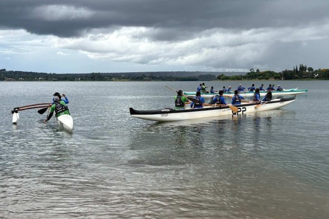 Canoas havaianas do projeto no Lago Paranoá - (crédito: Cedido ao Correio) Canoas havaianas do projeto no Lago Paranoá - (crédito: Cedido ao Correio)