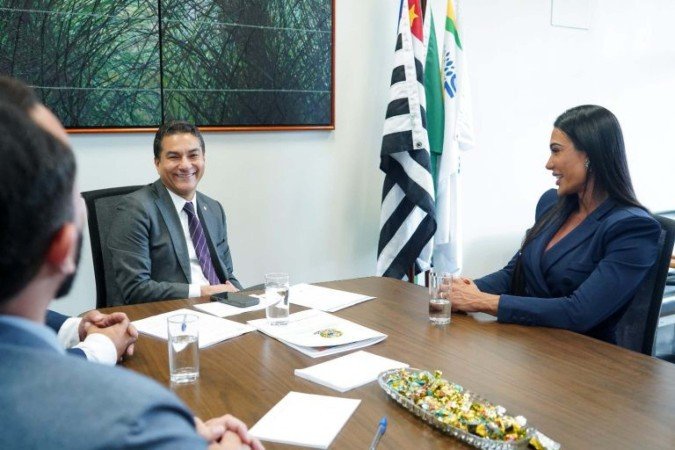 Gracyanne Barbosa esteve na sede do Republicanos em Brasília em cerimônia com a participação do presidente da legenda, deputado federal Marcos Pereira (Republicanos-SP), e do presidente estadual do RJ, deputado federal Luís Carlos Gomes (Republicanos-RJ). - (crédito: Divulgação/Republicanos) Gracyanne Barbosa esteve na sede do Republicanos em Brasília em cerimônia com a participação do presidente da legenda, deputado federal Marcos Pereira (Republicanos-SP), e do presidente estadual do RJ, deputado federal Luís Carlos Gomes (Republicanos-RJ). - (crédito: Divulgação/Republicanos)