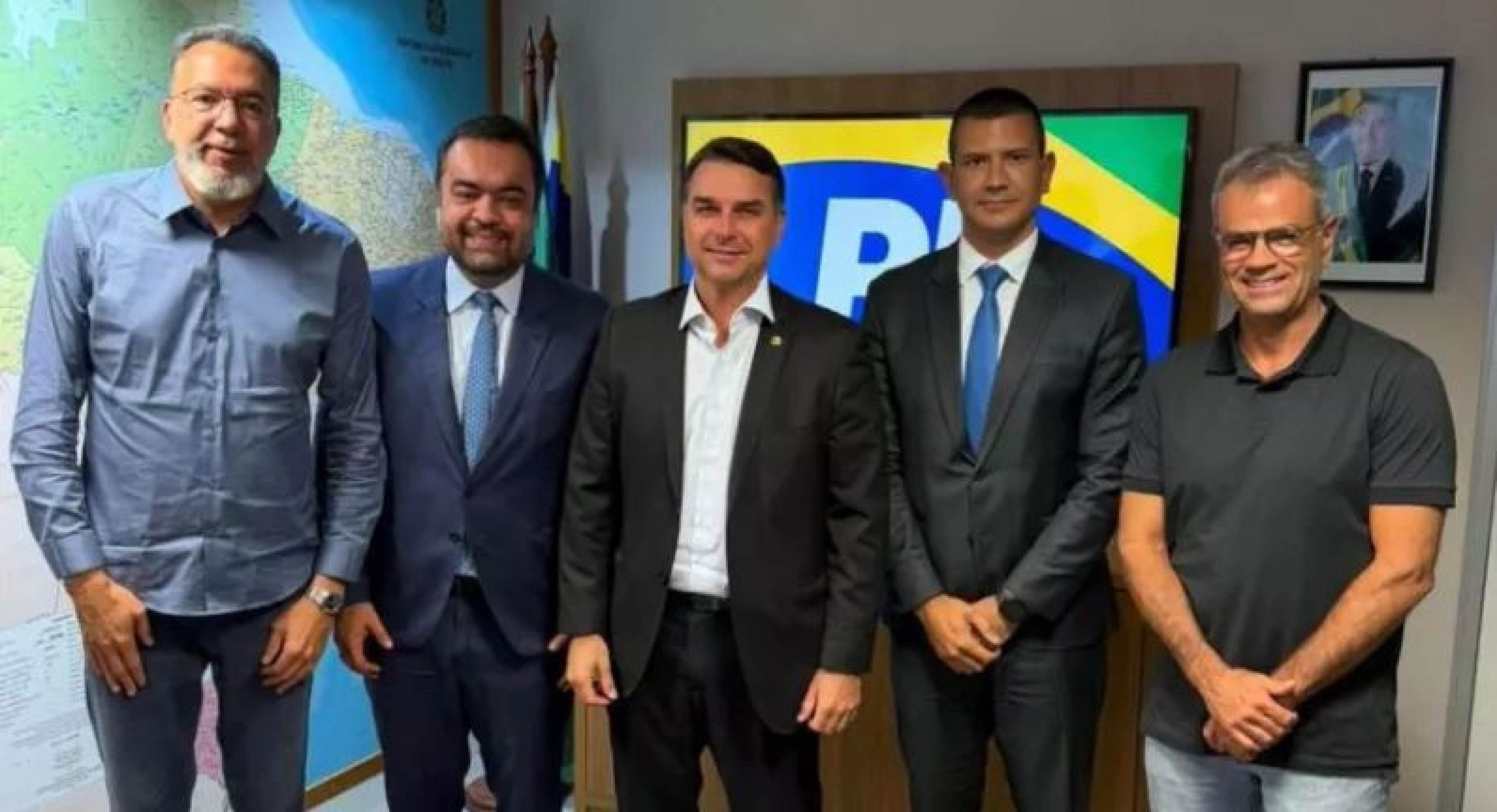 Flávio monta palanques no Rio, em SC e no DF