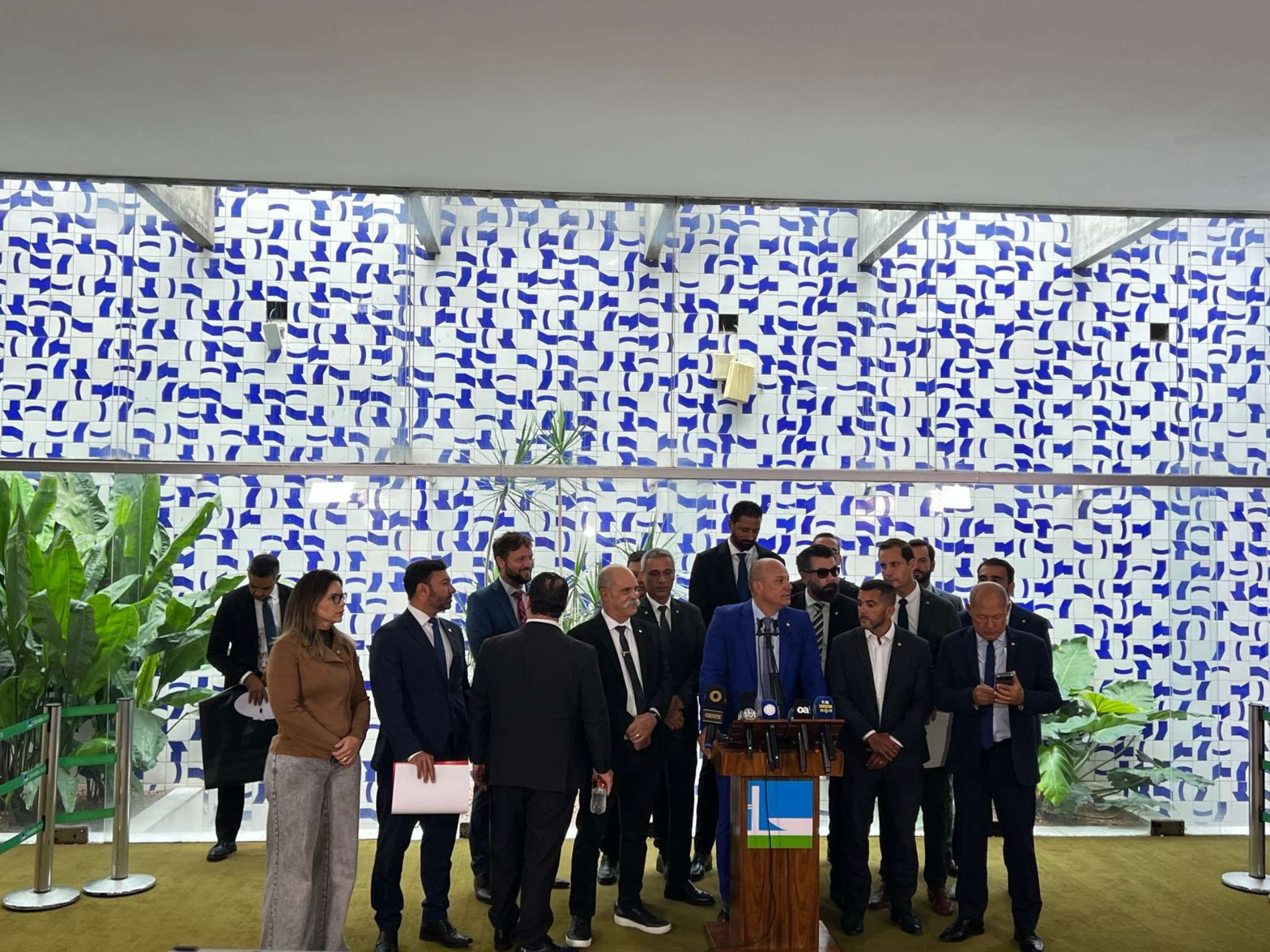 Um grupo de cerca de 20 servidores dos gabinetes, que trabalham para os deputados da oposi&ccedil;&atilde;o, coagiu rep&oacute;rter na tarde desta ter&ccedil;a-feira (24/2), no Sal&atilde;o Verde da C&acirc;mara dos Deputados. 