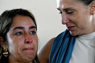 Dado o veredicto, filha, irmã e pais da vereadora se abraçam e choram. Apesar de tardia, foi feita justiça -  (crédito: Carlos Vieira/CB/D.A Press)