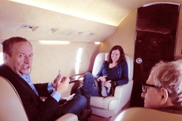 Foto sem data da coleção pessoal de Jeffrey Epstein, fornecida pelos Democratas do Comitê de Supervisão da Câmara , mostra o ex-presidente de Harvard, Larry Summers (à esquerda), sua esposa e o ator e diretor Woody Allen.       -  (crédito: HANDOUT / HOUSE OVERSIGHT DEMOCRATS / AFP)