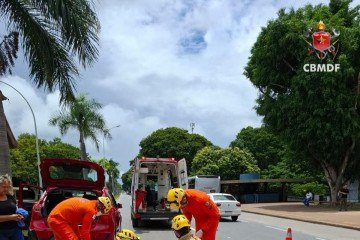 A vítima, que estava consciente e orientada, foi encaminhada para um hospital de referência - (crédito: Divulgação/CBMDF) A vítima, que estava consciente e orientada, foi encaminhada para um hospital de referência - (crédito: Divulgação/CBMDF)