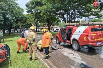 O carro foi tombado após se chocar com motocicleta, na Avenida das Araucárias, em Taguatinga - (crédito: Divulgação/CBMDF) O carro foi tombado após se chocar com motocicleta, na Avenida das Araucárias, em Taguatinga - (crédito: Divulgação/CBMDF)