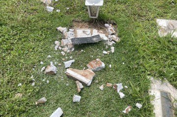 Lápides são alvo de vandalismo - (crédito: Davi Cruz/CB/DA.Press) Lápides são alvo de vandalismo - (crédito: Davi Cruz/CB/DA.Press)