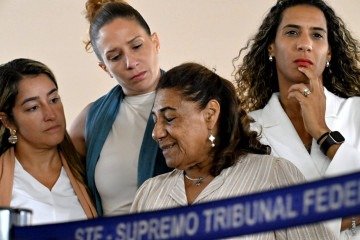 Marinete Silva, mãe de Mariele, com a filha Aniele e as viúvas, Agatha Arnaus e Monica Benício - julgamento de Marielle -  (crédito: Carlos Vieira/CB/D.A. Press)