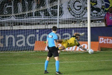 Tadeu foi o paredão do Goiás na última cobrança, desperdiçada por Lucas Piauí - (crédito: Ed Alves/CB/D.A. Press) Tadeu foi o paredão do Goiás na última cobrança, desperdiçada por Lucas Piauí - (crédito: Ed Alves/CB/D.A. Press)