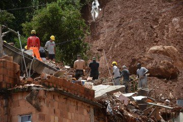 Deslizamento em Juiz de Fora leva bombeiros a evacuarem a área - (crédito: Mateus Parreiras/EM/D.A Press) Deslizamento em Juiz de Fora leva bombeiros a evacuarem a área - (crédito: Mateus Parreiras/EM/D.A Press)