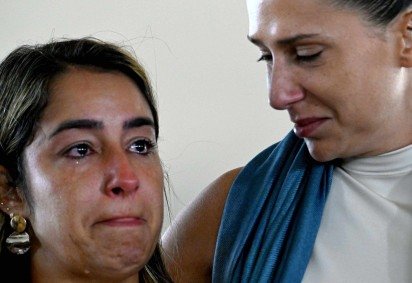 Dado o veredicto, filha, irmã e pais da vereadora se abraçam e choram. Apesar de tardia, foi feita justiça -  (crédito: Carlos Vieira/CB/D.A Press) -Dado o veredicto, filha, irmã e pais da vereadora se abraçam e choram. Apesar de tardia, foi feita justiça -  (crédito: Carlos Vieira/CB/D.A Press)