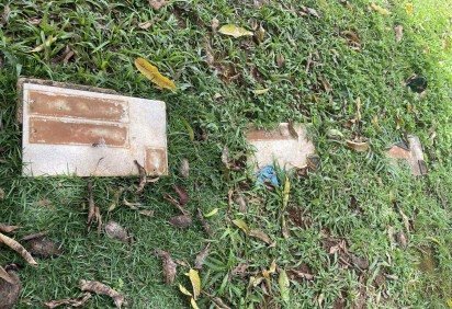 V&acirc;ndalos roubas placas com nomes de mortos