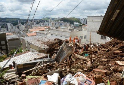 Corpo de Bombeiros contabilizou 30 mortes até a manhã desta quarta-feira (25/2) -  (crédito: Túlio Santos/EM/DA Press)