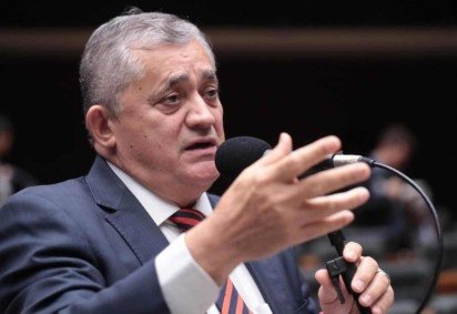 José Guimarães (PT-CE), líder do governo na Câmara, é o autor do projeto que institui regime tributário especial para atrair data centers ao país.
 -  (crédito: Bruno Spada/Câmara dos Deputados) -José Guimarães (PT-CE), líder do governo na Câmara, é o autor do projeto que institui regime tributário especial para atrair data centers ao país.
 -  (crédito: Bruno Spada/Câmara dos Deputados)