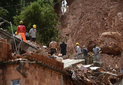 Deslizamento em Juiz de Fora leva bombeiros a evacuarem a área -  (crédito: Mateus Parreiras/EM/D.A Press)