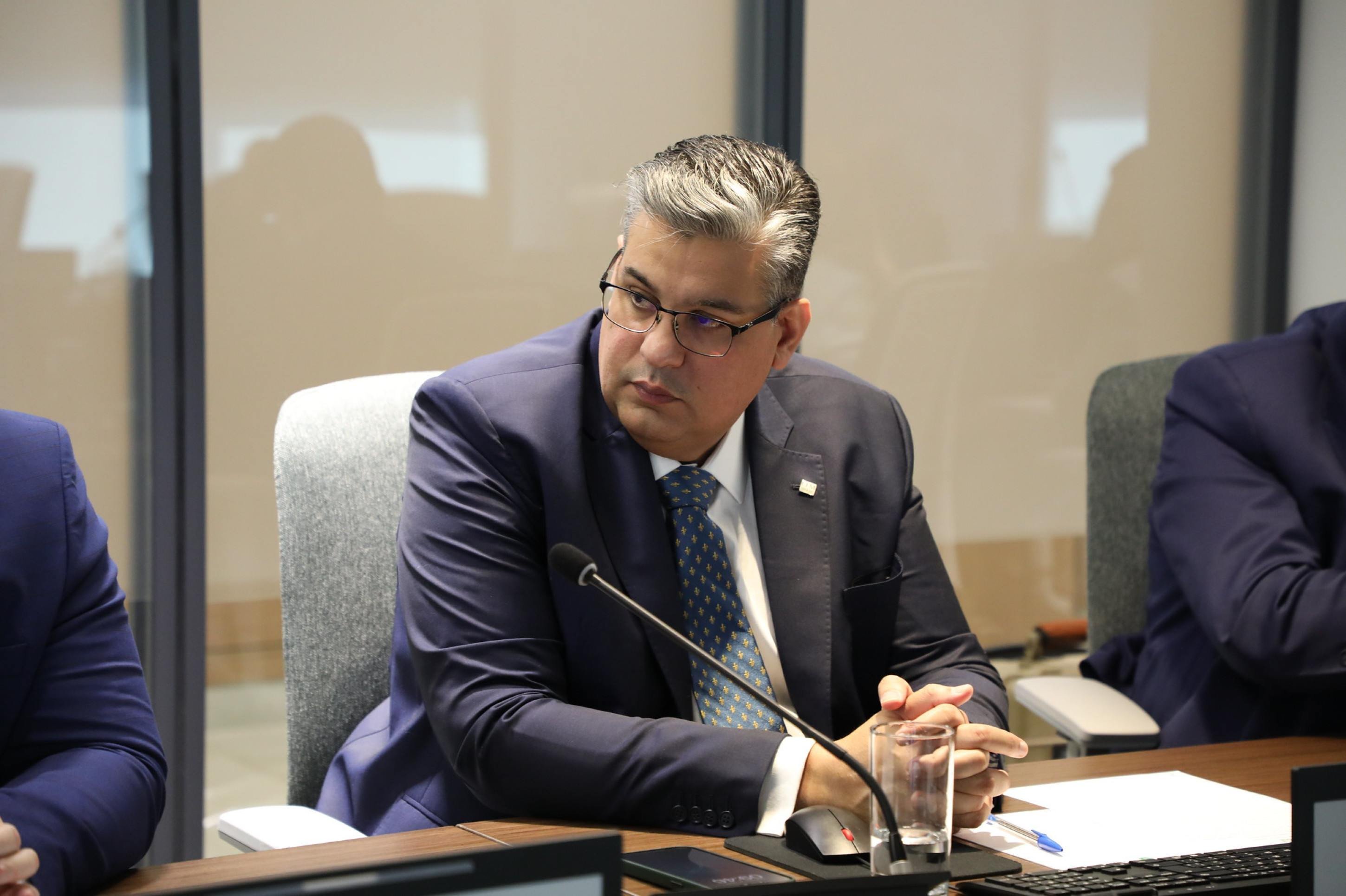 O Dr. Diogo Leite, coordenador da Comiss&atilde;o do ProfiMed no CFM, diz que "Avaliar a escola &eacute; diferente de avaliar o produto da escola, que &eacute; o aluno formado." 