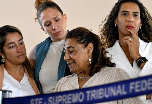 Marinete Silva, mãe de Mariele, com a filha Aniele e as viúvas, Agatha Arnaus e Monica Benício - julgamento de Marielle -  (crédito: Carlos Vieira/CB/D.A. Press)