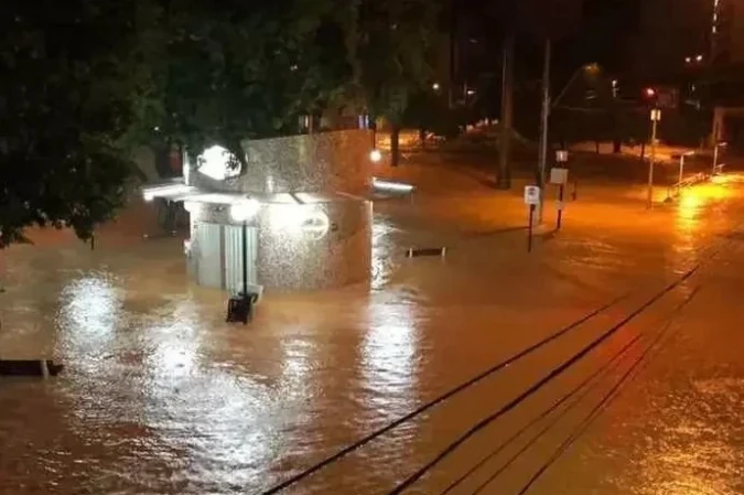 Cidades de Minas Gerais enfrentam alagamentos severos após chuvas torrenciais, evidenciando a necessidade de doações para as vítimas. - (crédito: Reprodução da Internet/ WhatsApp) Cidades de Minas Gerais enfrentam alagamentos severos após chuvas torrenciais, evidenciando a necessidade de doações para as vítimas. - (crédito: Reprodução da Internet/ WhatsApp)