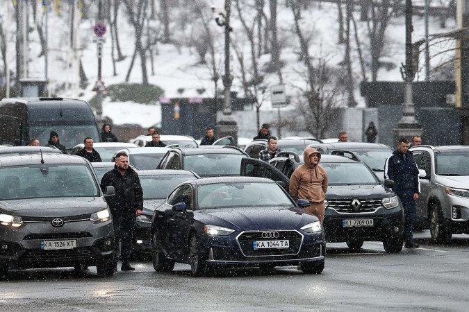 Motoristas obedecem a um minuto de silêncio, em tributo aos mortos na guerra, em Kiev