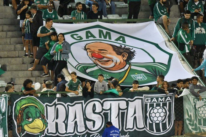 Homenagem das arquibancadas do Bezerrão ao simbólico torcedor José dos Santos Cavalcante, o Palhaço Pirulito, morto em 2020