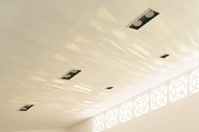 De tarde a luz atravessa os cobog&oacute;s criando um efeito quente e acolhedor