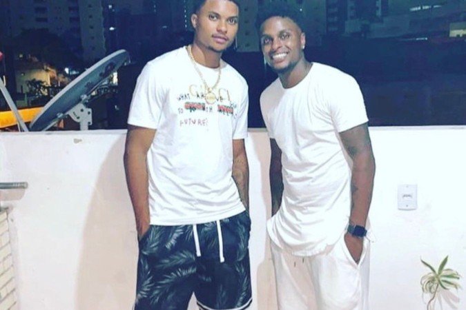 Lucas, zagueiro do Goiás, e Moisés, capitão do Gama, em um raro momento de intimidade: irmãos na vida, adversários na Copa do Brasil - (crédito: Arquivo pessoal) Lucas, zagueiro do Goiás, e Moisés, capitão do Gama, em um raro momento de intimidade: irmãos na vida, adversários na Copa do Brasil - (crédito: Arquivo pessoal)