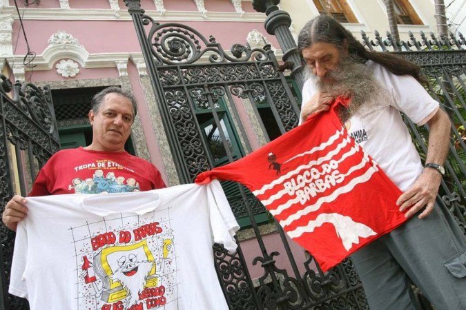 Nei Barbosa (&agrave; esquerda) e Nelsinho Rodrigues mostram camisas do Barbas em Botafogo, na Zona Sul 