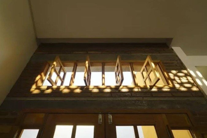 Janelas altas permitem abertura mesmo em dias chuvosos, evitando o abafamento