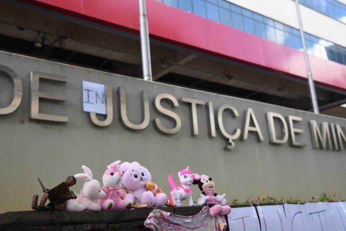 Protestos ocorreram em frente ao Tribunal de Justiça de Minas Gerais (TJMG) e caso ganhou repercussão nacional - (crédito: Gladyston Rodrigues/EM/D.A.Press) Protestos ocorreram em frente ao Tribunal de Justiça de Minas Gerais (TJMG) e caso ganhou repercussão nacional - (crédito: Gladyston Rodrigues/EM/D.A.Press)