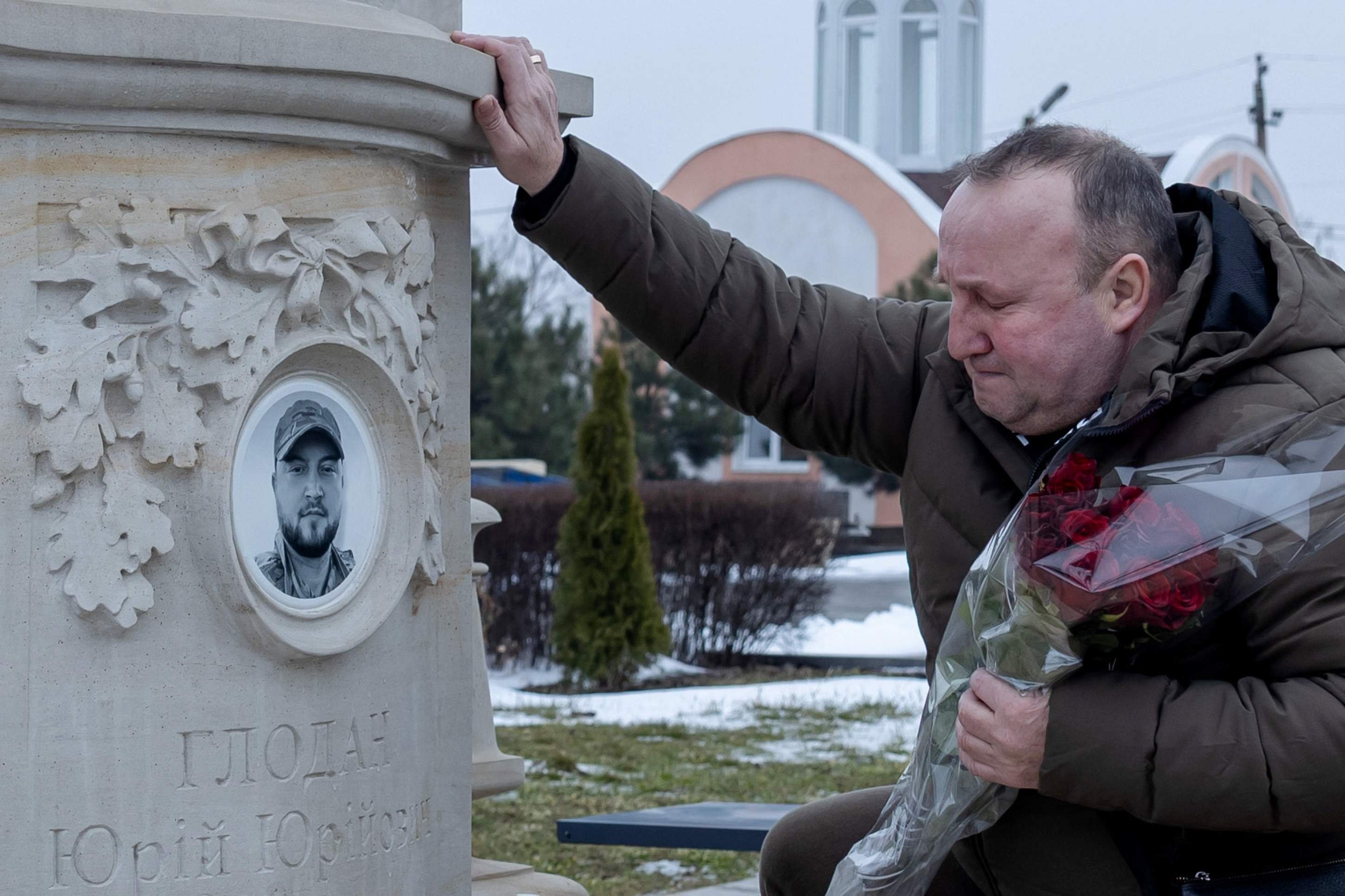  Yuriy, pai do soldado morto Yuriy Glodan, diante do t&uacute;mulo do filho, em Odessa 