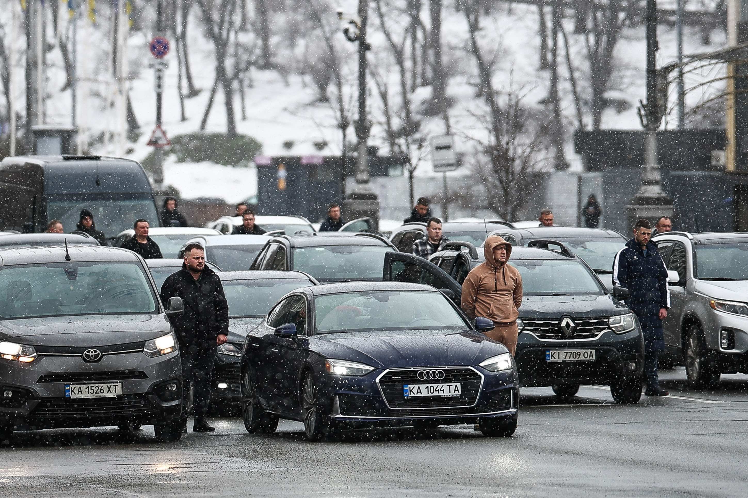Motoristas obedecem a um minuto de sil&ecirc;ncio, em tributo aos mortos na guerra, em Kiev