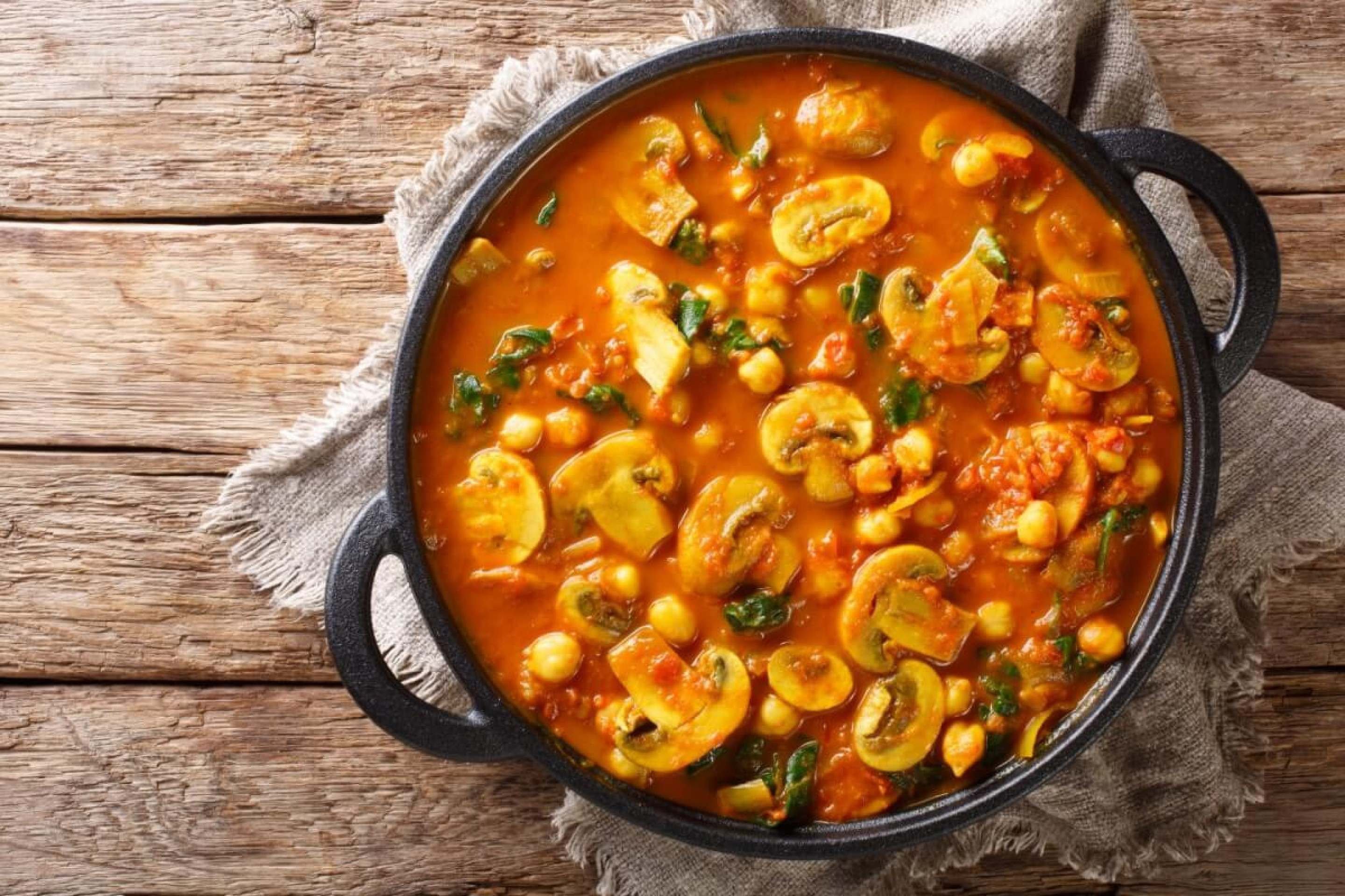 Curry de cogumelos, grão-de-bico e espinafre (Imagem: Sergii Koval | Shutterstock) - (crédito: EdiCase) Curry de cogumelos, grão-de-bico e espinafre (Imagem: Sergii Koval | Shutterstock) - (crédito: EdiCase)