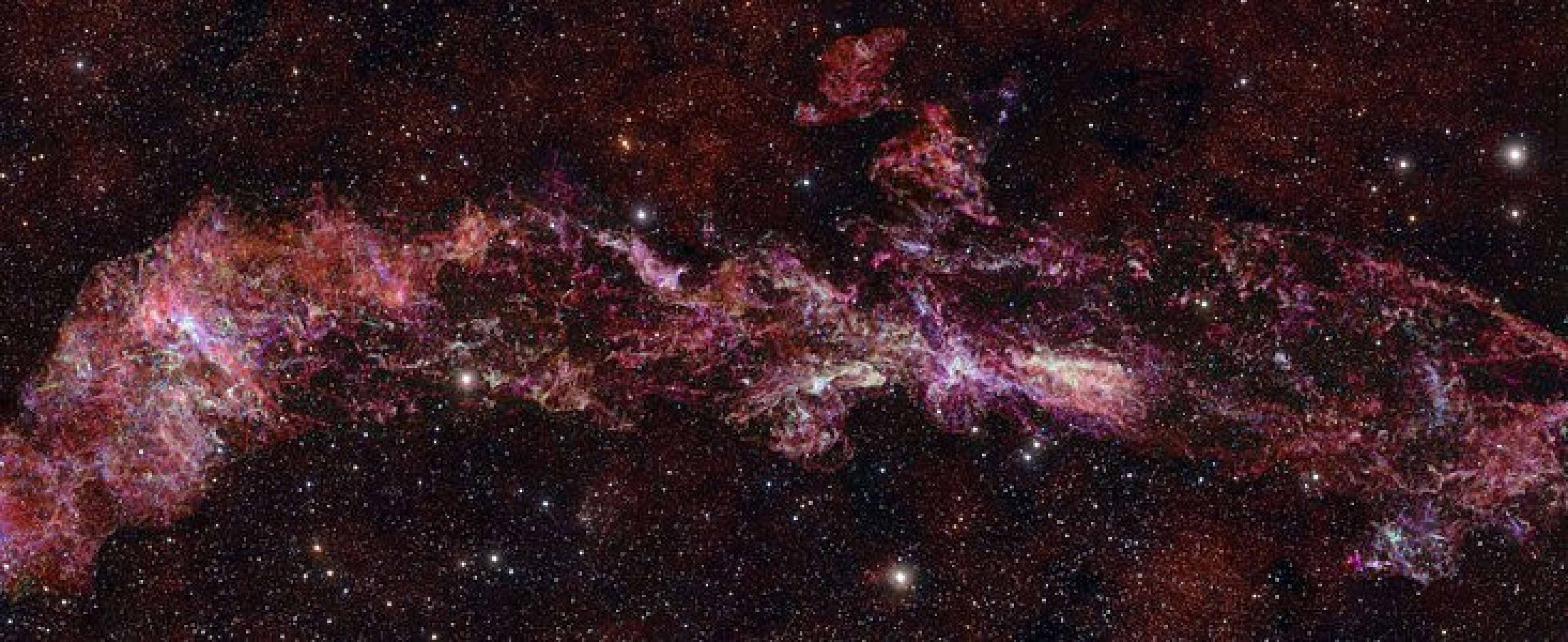 Nas imagens, &eacute; poss&iacute;vel ver diversas ramifica&ccedil;&otilde;es coloridas mas que, de acordo com os pesquisadores da ESO, s&atilde;o filamentos de g&aacute;s c&oacute;smico que ocupam a regi&atilde;o central da Via L&aacute;ctea