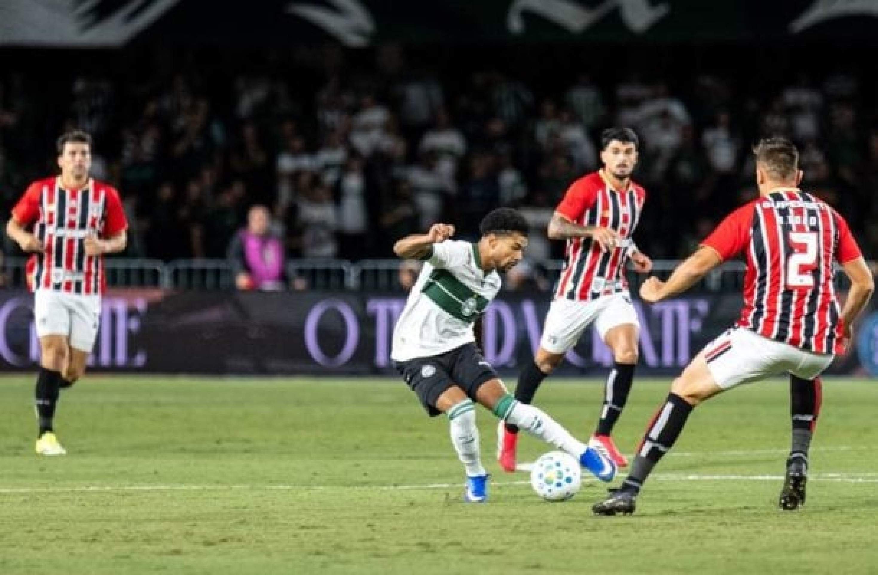 São Paulo se impôs no Estádio Couto Pereira e manteve a invencibilidade no Campeonato Brasileiro -  (crédito: Foto: JP Pacheco / Coritiba)