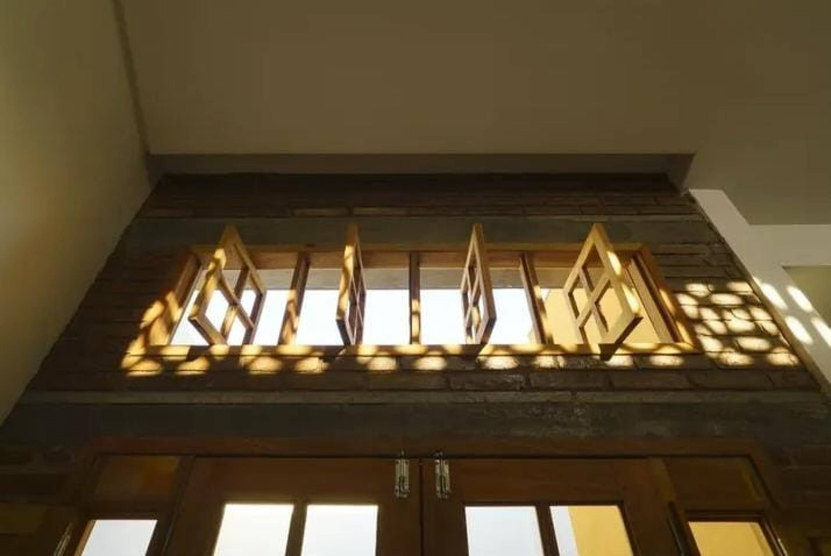 Janelas altas permitem abertura mesmo em dias chuvosos, evitando o abafamento