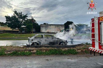 Carro em chamas interdita BR 060 -  (crédito: Divulgação/CBMDF)