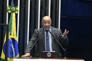 Em discurso, à tribuna, doutor em Ciências Econômicas pela Universidade de Sorbonne (Paris) e consultor aposentado do Senado Federal, Mário Lisboa Theodoro.
- (crédito: Roque de Sá/Agência Senado) Em discurso, à tribuna, doutor em Ciências Econômicas pela Universidade de Sorbonne (Paris) e consultor aposentado do Senado Federal, Mário Lisboa Theodoro.
- (crédito: Roque de Sá/Agência Senado)