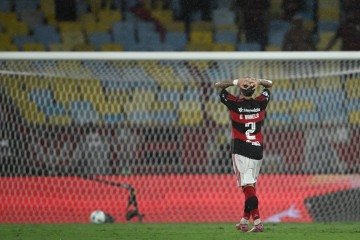 Flamengo's Uruguayan defender #02 Guillermo Varela reacts after conceding a goal during the Recopa Sudamericana second leg final football match between Brazil's Flamengo and Argentina's Lanus at the Maracana Stadium in Rio de Janeiro, Brazil, on February 26, 2026. (Photo by MAURO PIMENTEL / AFP)
- (crédito: Mauro Pimentel/AFP) Flamengo's Uruguayan defender #02 Guillermo Varela reacts after conceding a goal during the Recopa Sudamericana second leg final football match between Brazil's Flamengo and Argentina's Lanus at the Maracana Stadium in Rio de Janeiro, Brazil, on February 26, 2026. (Photo by MAURO PIMENTEL / AFP)
- (crédito: Mauro Pimentel/AFP)