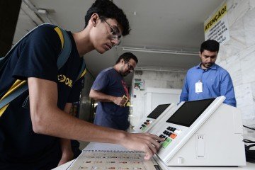 Mateus, que vai votar pela primeira vez, participou da simulação - (crédito: Minervino Júnior/CB/D.A.Press) Mateus, que vai votar pela primeira vez, participou da simulação - (crédito: Minervino Júnior/CB/D.A.Press)