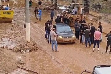 Moradores protestam contra gravação de Nikolas em local de enchente em Ubá - (crédito: Captura de imagens/ Redes sociais) Moradores protestam contra gravação de Nikolas em local de enchente em Ubá - (crédito: Captura de imagens/ Redes sociais)