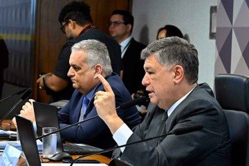 Alfredo Gaspar, autor do pedido de quebra de sigilos de Lulinha, e o presidente da CPMI, senador Carlos Viana -  (crédito: Waldemir Barreto/Agência Senado)