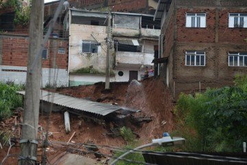 No bairro Jardim Natal, em Juiz de Fora, seis residências foram invadidas pela enchente. Pessoas limpam suas casas, removem móveis e utensílios, máquinas tentam desobstruir o leito do córrego que está repleto de destroços - (crédito: Túlio Santos/EM/D.A Press) No bairro Jardim Natal, em Juiz de Fora, seis residências foram invadidas pela enchente. Pessoas limpam suas casas, removem móveis e utensílios, máquinas tentam desobstruir o leito do córrego que está repleto de destroços - (crédito: Túlio Santos/EM/D.A Press)