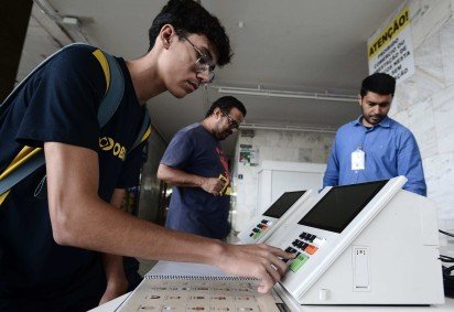 Mateus, que vai votar pela primeira vez, participou da simula&ccedil;&atilde;o  -  (crédito: Minervino Júnior/CB/D.A.Press) -Mateus, que vai votar pela primeira vez, participou da simula&ccedil;&atilde;o  -  (crédito: Minervino Júnior/CB/D.A.Press)