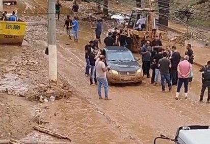 Moradores protestam contra gravação de Nikolas em local de enchente em Ubá -  (crédito: Captura de imagens/ Redes sociais) -Moradores protestam contra gravação de Nikolas em local de enchente em Ubá -  (crédito: Captura de imagens/ Redes sociais)