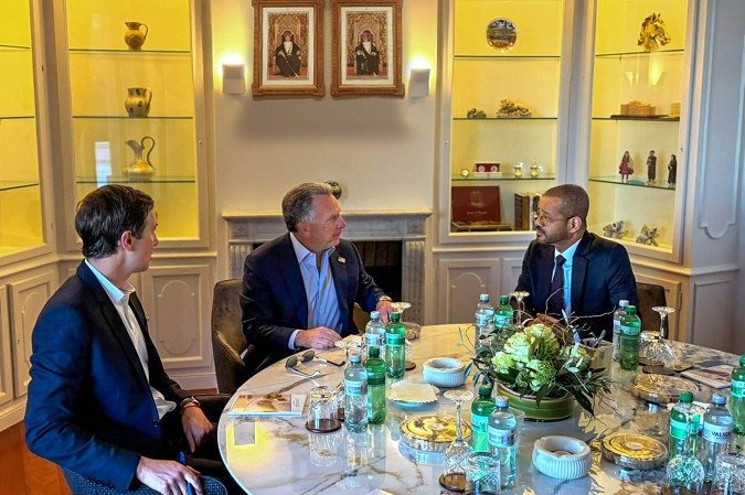 Steve Witkoff (C) e Jared Kushner, genro de Trump, reúnem-se com o chanceler do Omã, Badr Albusaidi (D): sem conversa cara a cara entre as partes